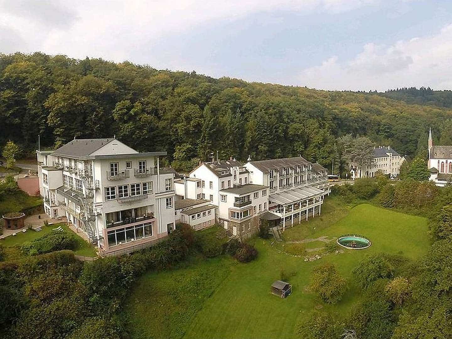 Außenansicht des AKZENT Waldhotel Rheingau zu Silvester in Hessen