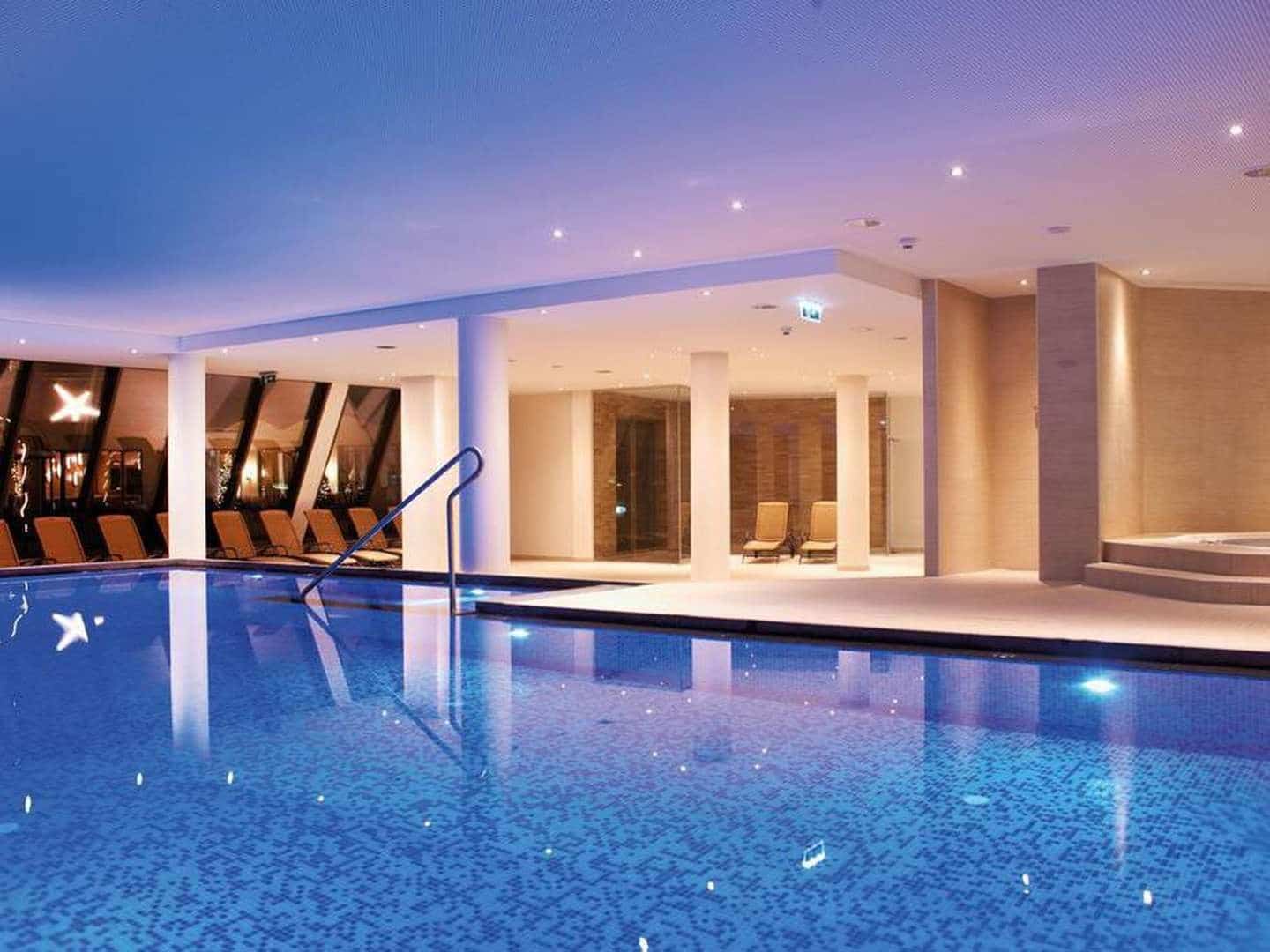 Innenpool im Das Alpenhaus Kaprun für Wellness und Entspannung zu Silvester 2025