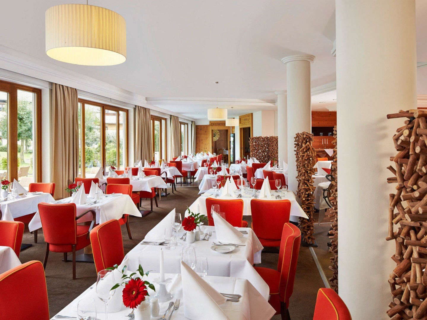 Restaurant im Das Alpenhaus Kaprun zu Silvester 2025 mit festlichem Ambiente