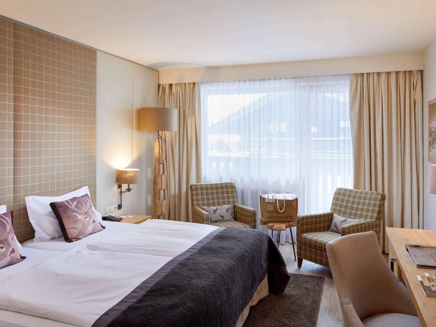 Modernes Zimmer im Das Alpenhaus Kaprun für erholsame Nächte zu Silvester 2025