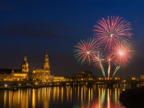 Silvester Hilton Hotel Dresden mit Feuerwerk an der Elbe
