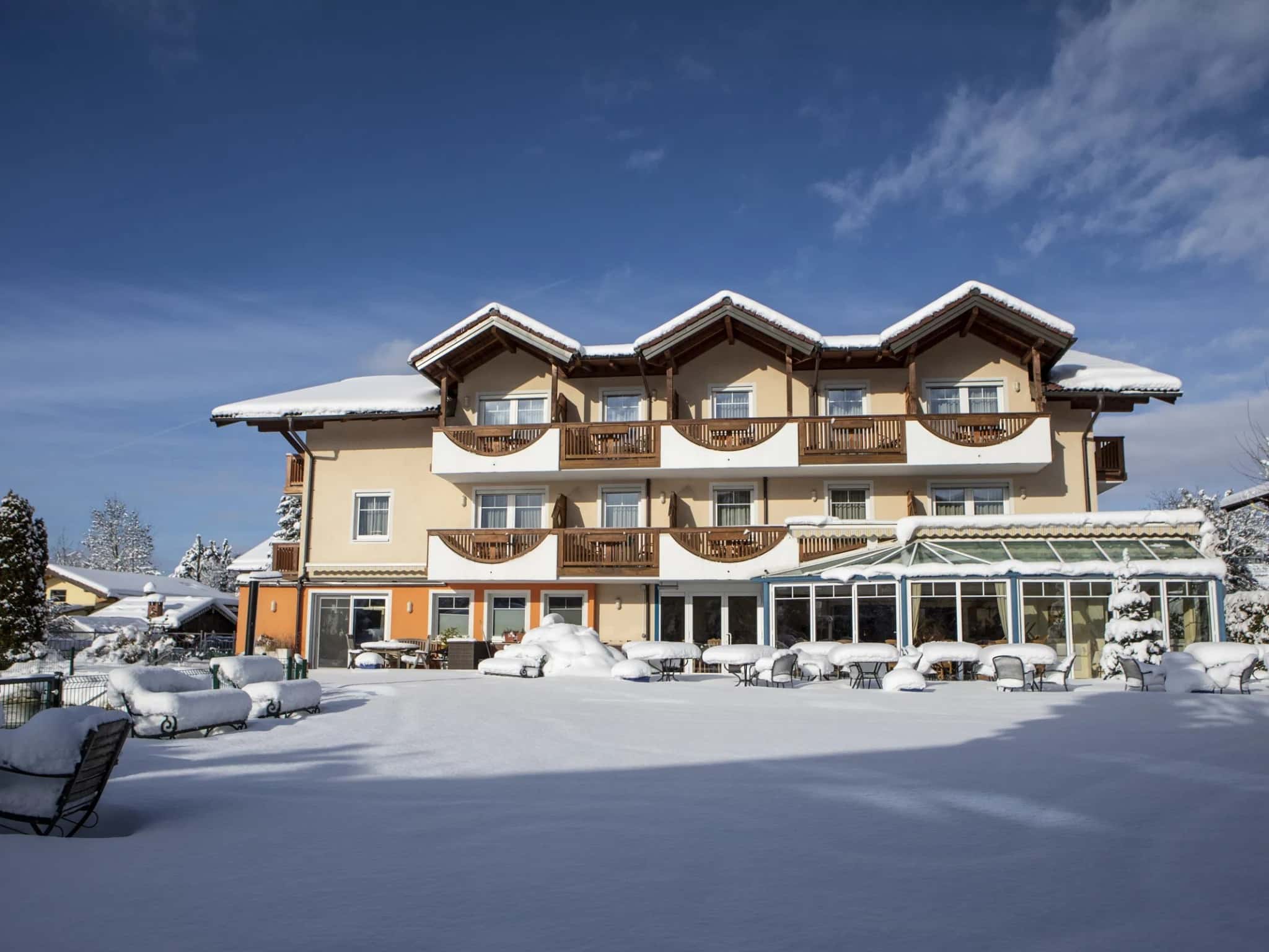 Hotel Himmelreich Silvester 2025 Wintergarten in verschneiter Umgebung Salzburg