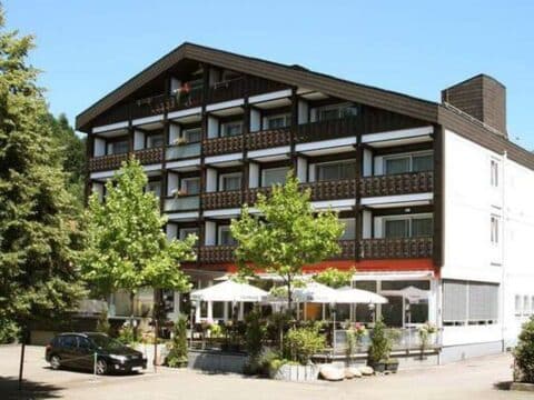 Hotel Pflug Silvester 2025 im Schwarzwald Außenansicht mit Terrasse