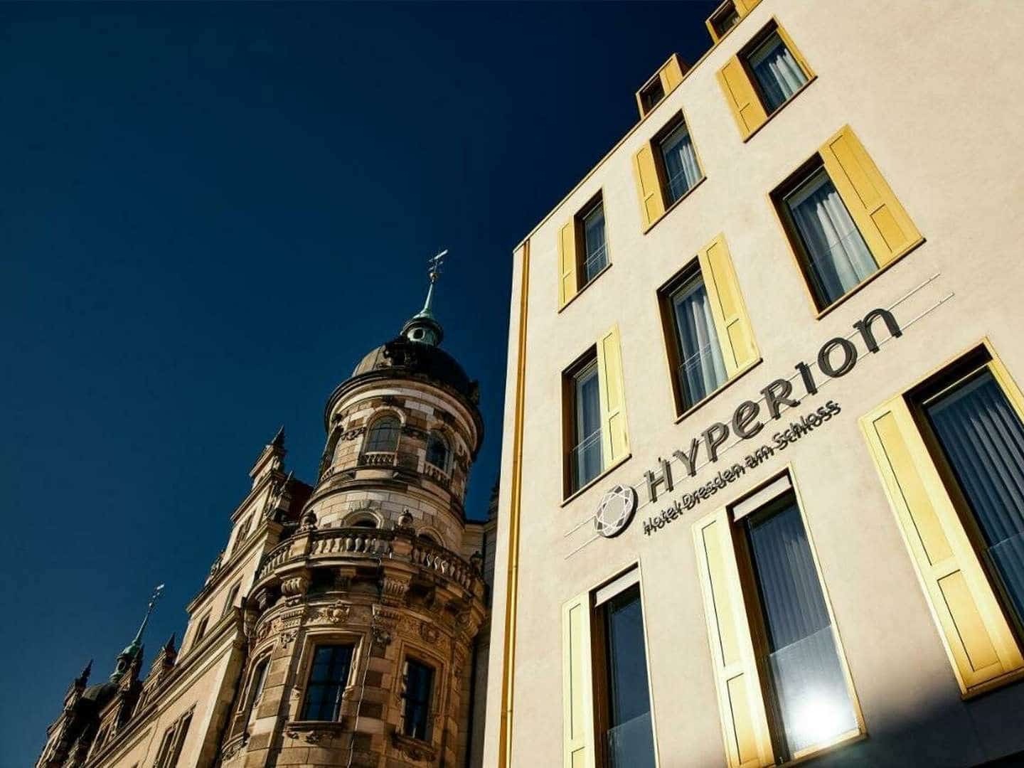Außenansicht des HYPERION Hotel Dresden am Schloss zu Silvester