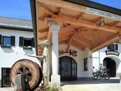 Eingang des Landhotel Haagerhof in Oberösterreich zu Silvester