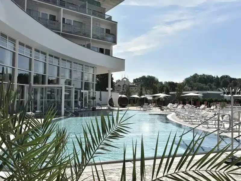 REDUCE Hotel Vital Silvester 2025 Außenpool mit Liegen und Wellness