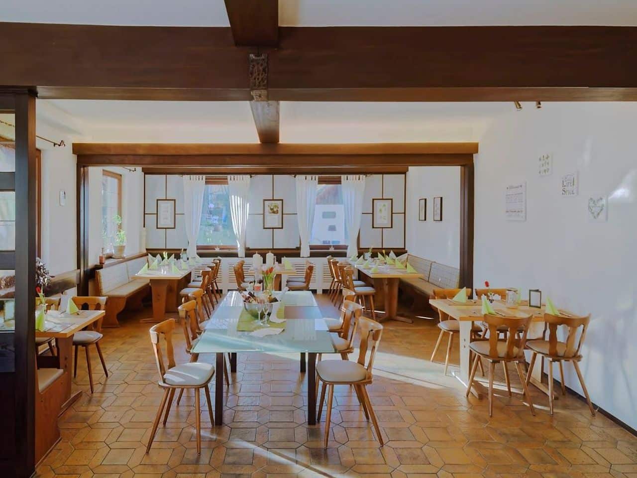 Gemütlicher Restaurantbereich des Landgasthofs Kräuterhex Reutin für die Silvesterfeier