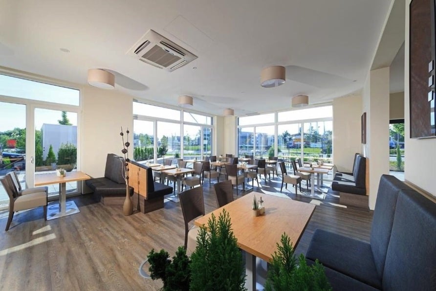 Heller und moderner Restaurantbereich im Amaro Hotel Bergkirchen