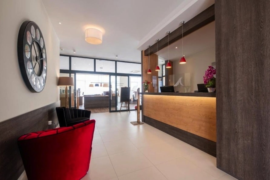 Empfangsbereich und Rezeption im Amaro Hotel Bergkirchen
