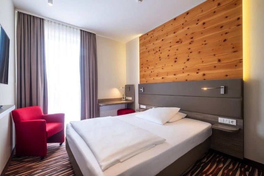 Modern eingerichtetes Doppelzimmer im Amaro Hotel Bergkirchen