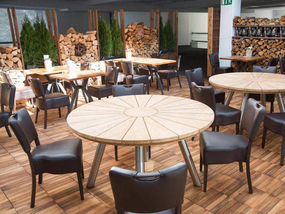 Gemütlicher Biergarten mit Holztischen im Hotel Adler - Paulas Alb, ideal für gesellige Silvester-Abende.