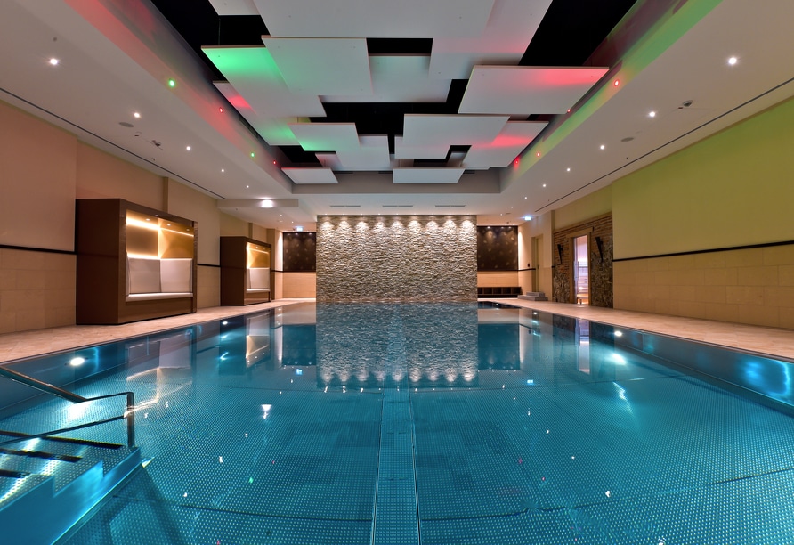 Moderner Innenpool im Bonn Marriott Hotel zu Silvester