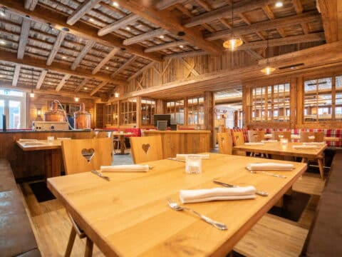 Stilvoll eingerichtetes Restaurant im Hotel Adler - Paulas Alb, perfekt für ein festliches Silvester-Dinner.