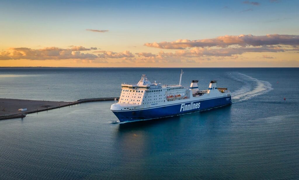 Fähre von Finnlines auf See bei Sonnenuntergang an Silvester