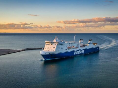 Fähre von Finnlines auf See bei Sonnenuntergang an Silvester