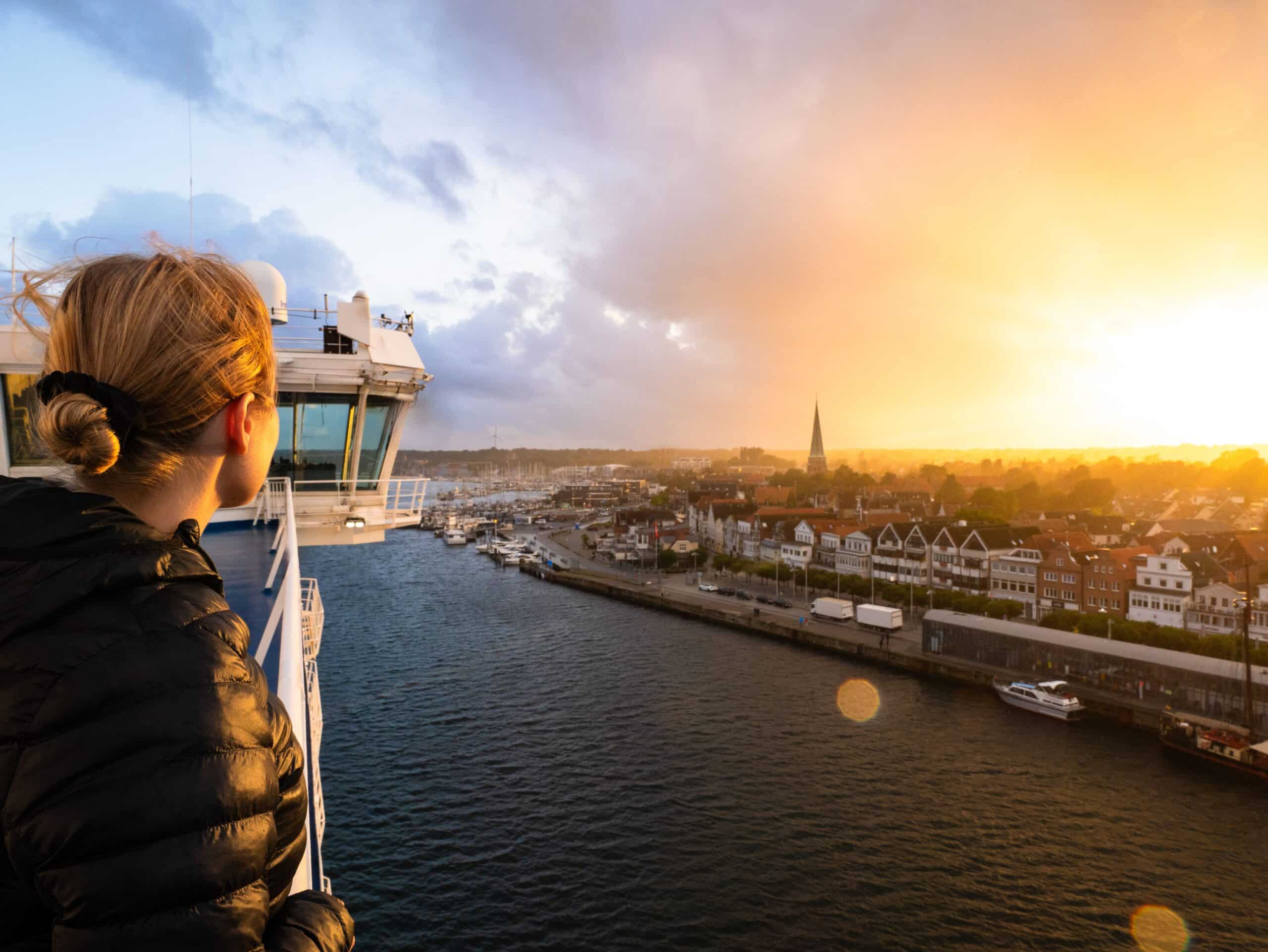 Blick von Bord der Finnlines Fähre auf Helsinki bei Sonnenuntergang