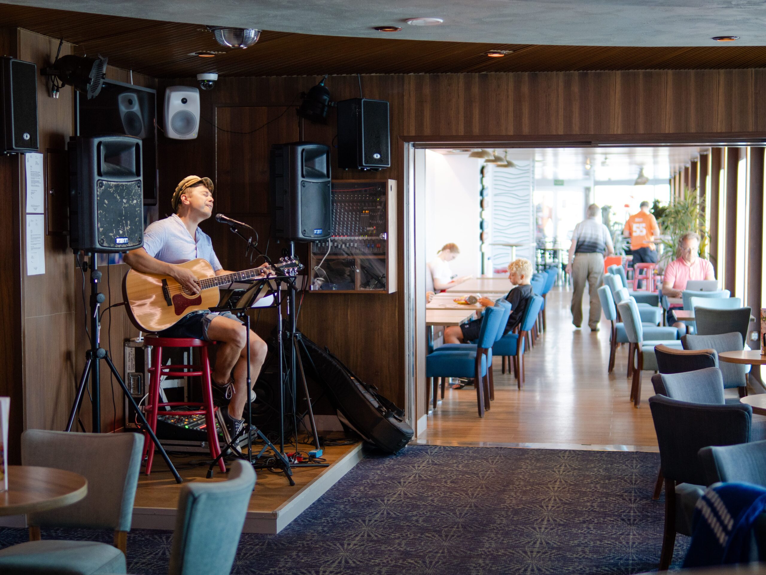Musiker mit Gitarre bei Live-Auftritt auf Finnlines Fähre