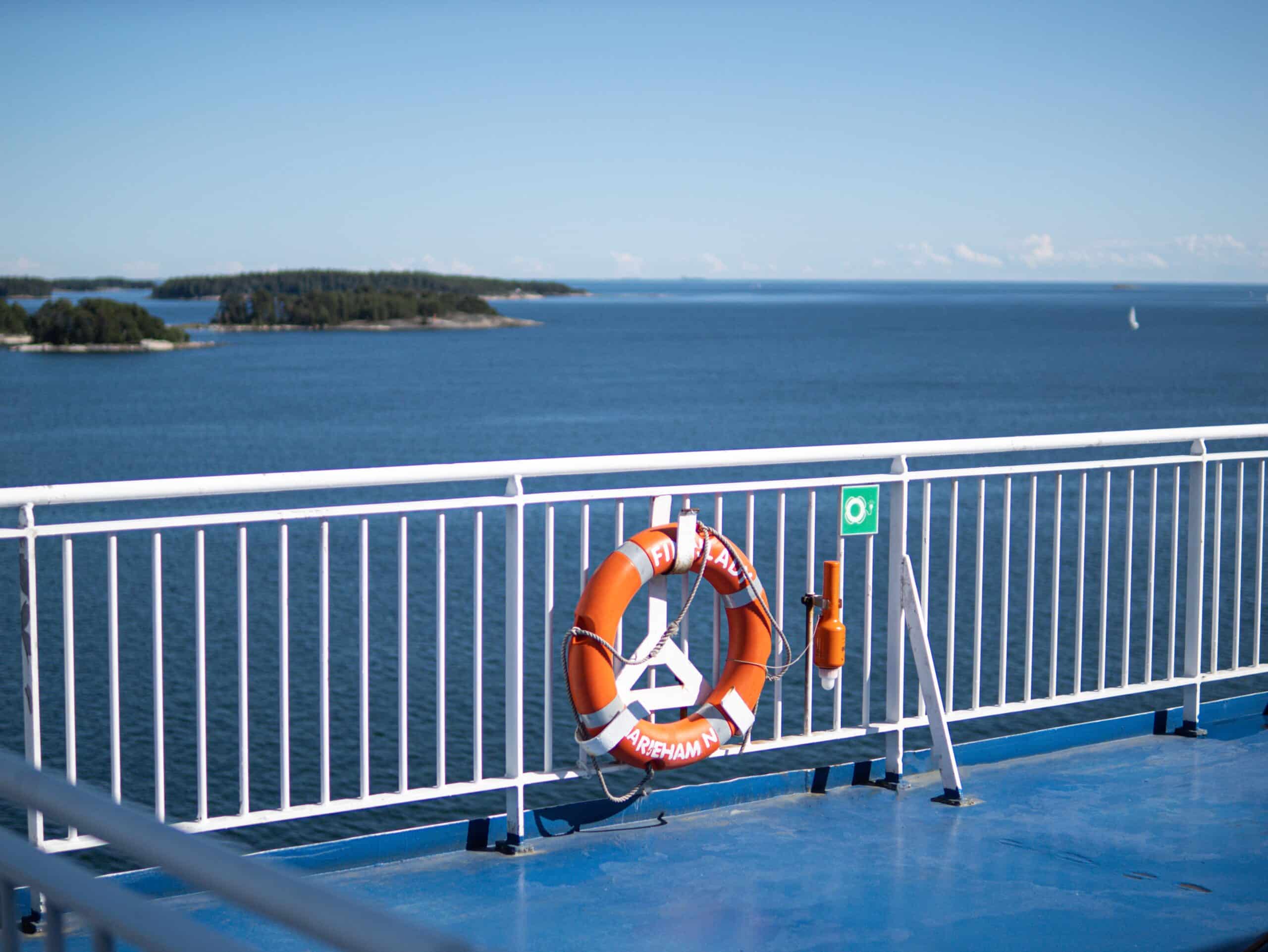 Aussicht vom Außendeck der Finnlines Fähre auf das Meer