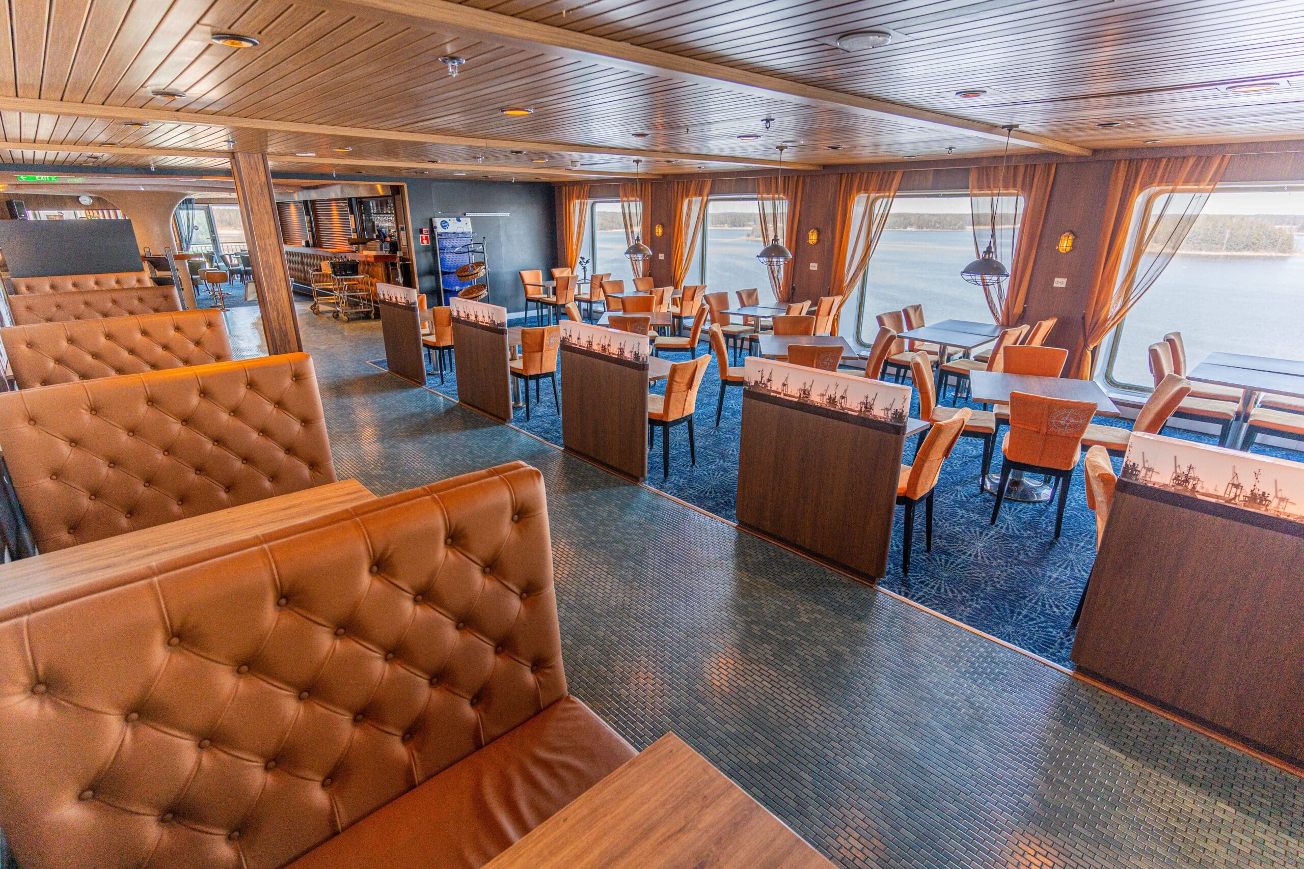 Edler Restaurantbereich an Bord der Finnlines Fähre an Silvester