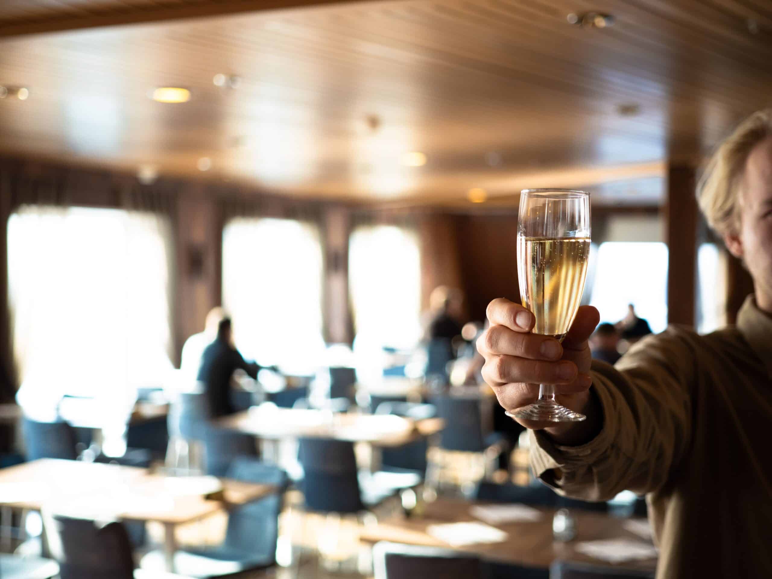 Gast mit Sektglas an Bord der Finnlines Fähre zu Silvester