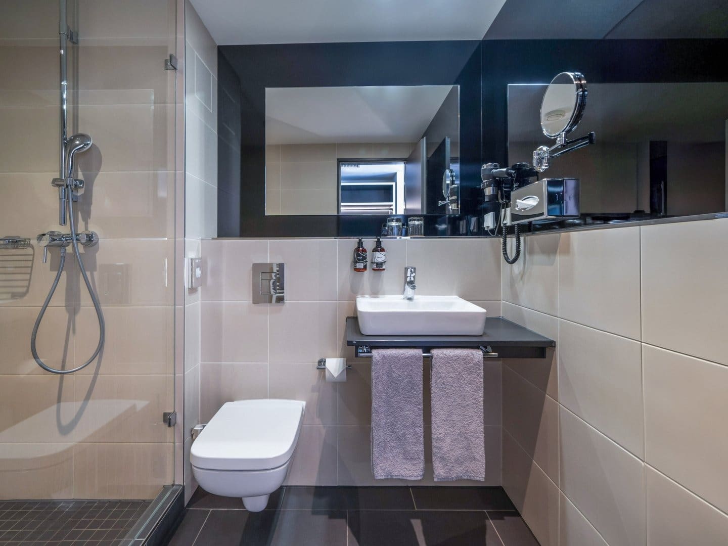 Modernes Hotelbad im INNSiDE Berlin Mitte zu Silvester