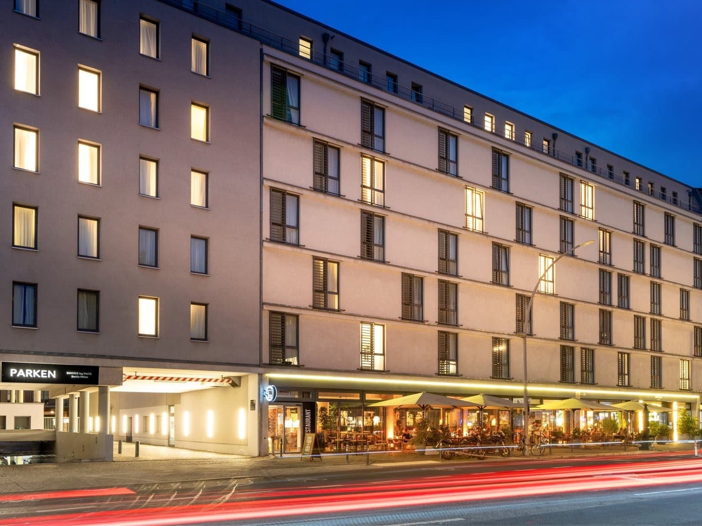 Außenansicht des INNSiDE Berlin Mitte bei Nacht zu Silvester