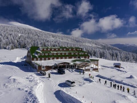 otel Spindlerbaude im verschneiten Riesengebirge an Silvester
