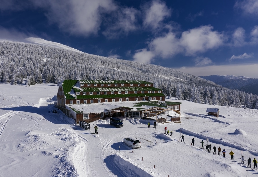 otel Spindlerbaude im verschneiten Riesengebirge an Silvester