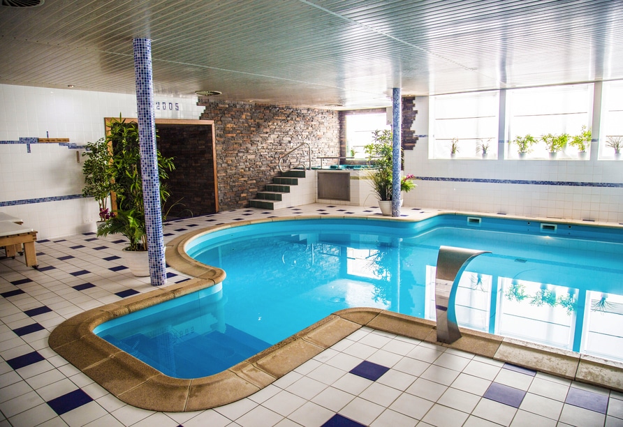 Entspannung im Hallenbad des Hotels Spindlerbaude während Silvester
