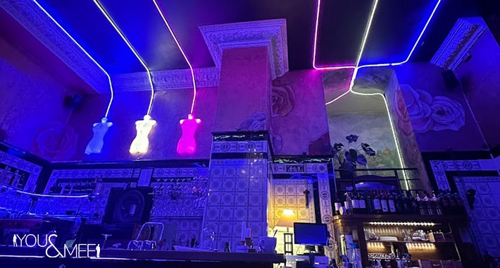 Farbenfrohe Beleuchtung und moderner Barbereich in der Kushmanns Bar, perfekt für Silvester
