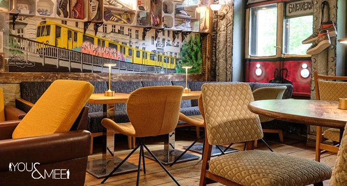Stilvoll eingerichteter Innenbereich der Kushmanns Bar, ideal für eine Silvesterparty