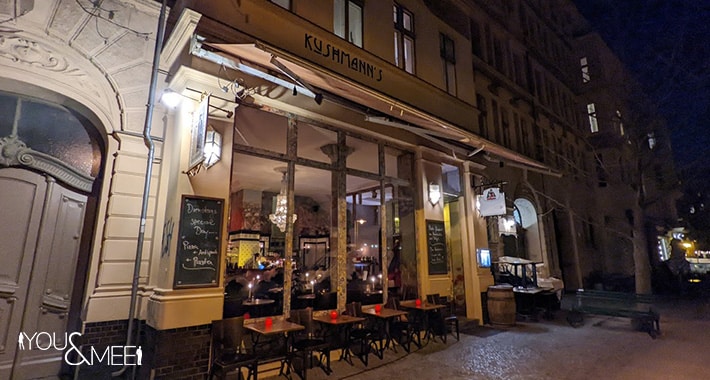 Außenansicht der festlich beleuchteten Kushmanns Bar, perfekt für Silvesterfeiern