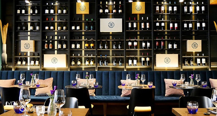 Moderner Barbereich im King Fusion mit edler Weinpräsentation, perfekt für Silvester