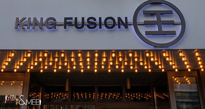 Außenbeleuchtung des King Fusion in Düsseldorf, festlich dekoriert für die Silvesterfeier
