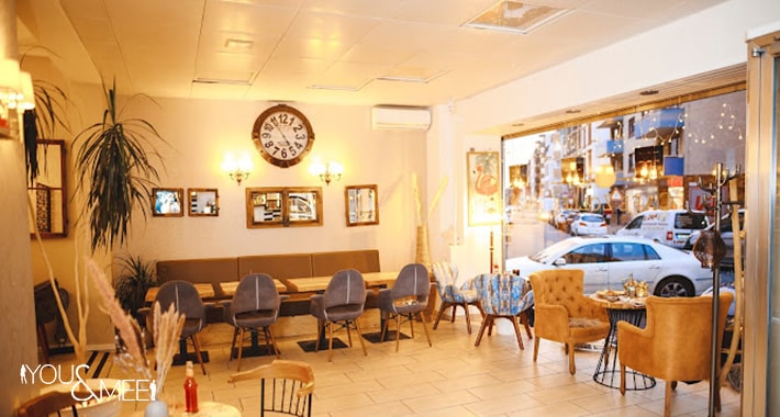 Elegante Sitzmöglichkeiten im Cafe Zoller, ideal für die Silvester Single Party in Frankfurt