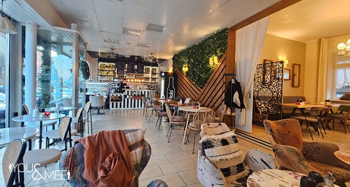 Gemütlicher Innenraum des Cafe Zoller, perfekt für die Silvesterfeier 2024