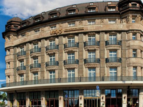Historische Jugendstilfassade des Victor’s Residenz-Hotels in Leipzig bei Silvesterlicht