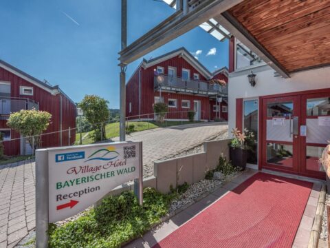 Eingang des Village Hotels Bayerischer Wald, ideal für Silvesterfeiern