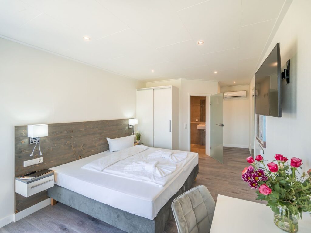 Komfortables Zimmer in der Marina Martinshafen für Silvesteraufenthalt