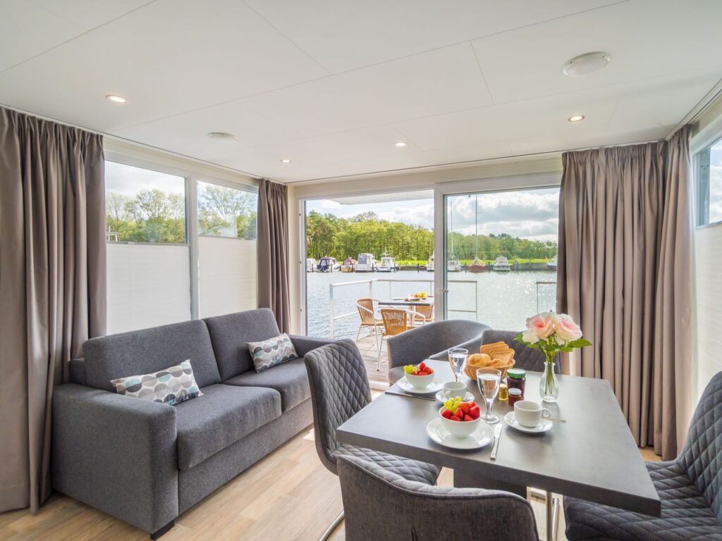 Frühstücksraum mit Seeblick in der Marina Martinshafen zu Silvester