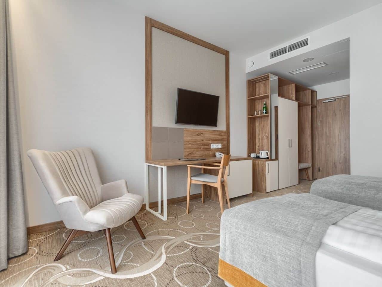 Moderner Arbeitsbereich und stilvolles Doppelzimmer im Platino Mare Resort & Spa Hotel