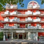 Außenansicht des Andante Hotel Dresden – die perfekte Unterkunft für einen unvergesslichen Silvesteraufenthalt.