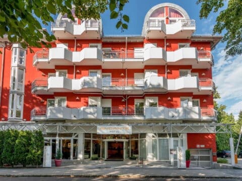 Außenansicht des Andante Hotel Dresden – die perfekte Unterkunft für einen unvergesslichen Silvesteraufenthalt.