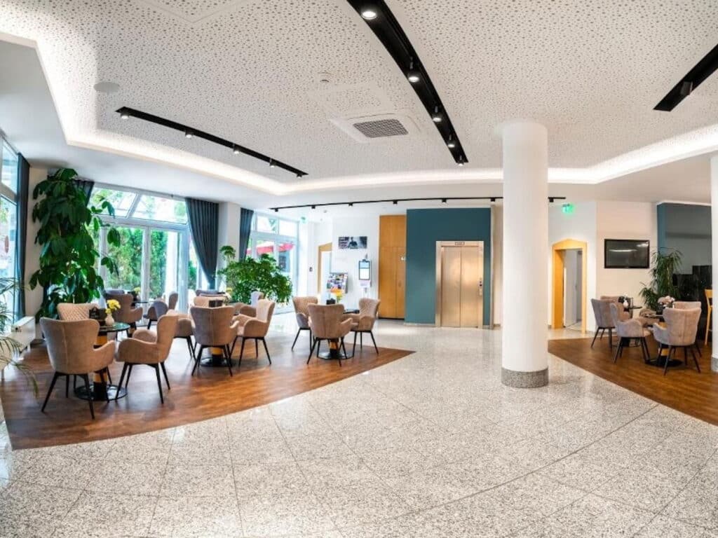 Moderne Lobby des Andante Hotel Dresden, perfekt für einen gemütlichen Silvesterurlaub.
