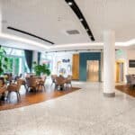 Moderne Lobby des Andante Hotel Dresden, perfekt für einen gemütlichen Silvesterurlaub.