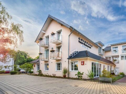 Kristallhotel Fettehenne Außenansicht bei Sonnenuntergang – Ideal für Silvester 2025