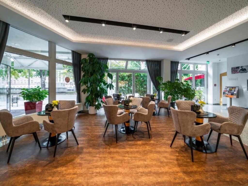 Einladender Lounge-Bereich im Andante Hotel Dresden, perfekt für gesellige Silvesterabende.