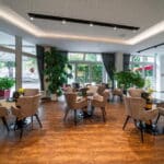 Einladender Lounge-Bereich im Andante Hotel Dresden, perfekt für gesellige Silvesterabende.