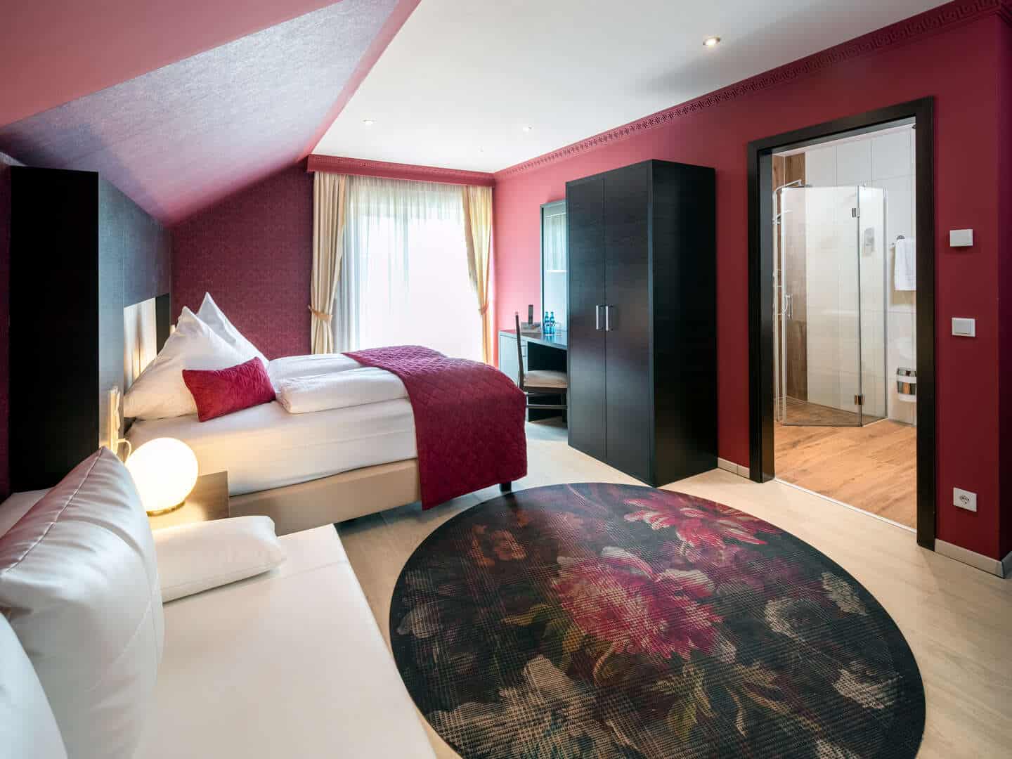 Silvesterfeier im Kristallhotel Fettehenne – Modernes Zimmer mit Badezimmer