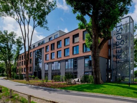 Außenansicht des FREIgeist Einbeck Hotels zu Silvester 2025